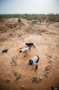 Discovery of stone structures, Faleme 2012. Photo N. Spuhler.