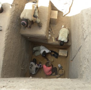 Excavation of a grave at the bottom of Mound 1. Photo S. Ozainne