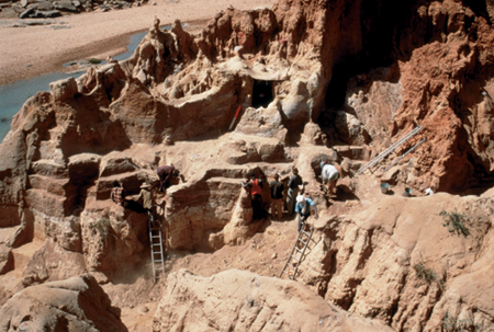 Excavations in the Early Holocene levels (HR4) at the Ravin du Hibou site, winter 1997-1998. Photo A. Mayor