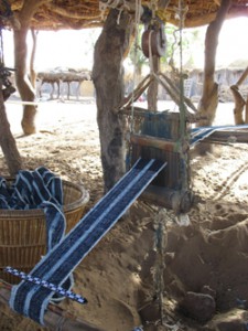 Fig. 3 : Weaving loom with warp thread dyed with indigo at Logo. Photo H. Mezger