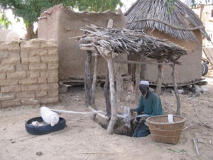 Fig. 6 : Boureima Poudiougo weaving at Tourou. Photo H. Mezger