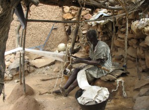 Fig. 7 : Ousmane Sagara weaving at Yawa. Photo H. Mezger