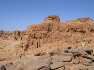 This photo illustrates the successive deposits from the 50 to 30 ka: on the sandstone, U3 (base of the section and left) is covered by U4 (lower half of the section) and then by U5 (in successive channels in the upper section). Holocene surface silts (at the top) show the topography of glacis-terrace-pre ravines. Photo M. Rasse