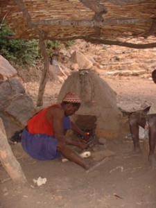 Fig.9. The Kobo forge and the smith Tiégé Jo at work. Photo V. Serneels