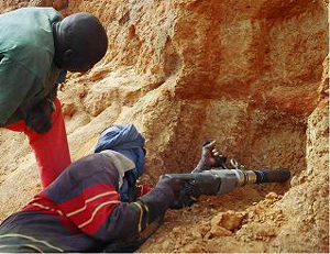 Carottage musclé pour insérer le spectromètre de terrain. Photo C. Tribolo.