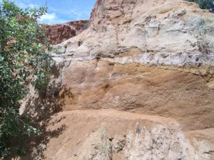  Coupe stratigraphique dans les niveaux des 10e-9e millénaires av. J.-C. (Ravin de la Mouche). Photo E.Huysecom