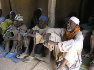 Enquêtes de traditions orales à Lessogou. Photo A. Mayor