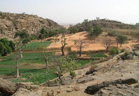 Un paysage rural sahélien qui ne laisse personne indifférent : le vallon suspendu de Yawa (au loin le Séno). Photo M. Rasse