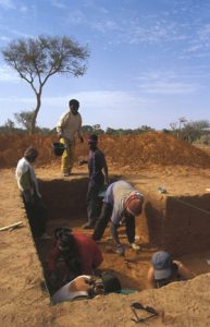 Fouilles sur les secteurs 4 à 6 de Kéli Sogou, en février 2005. Photo S. Ozainne