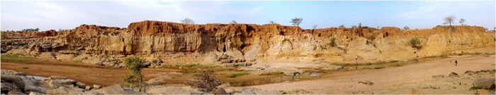  Fig. 1. Photographie de la Rive droite du Yamé entre les ravins du Hibou et de la Mouche. Photo L.Lespez