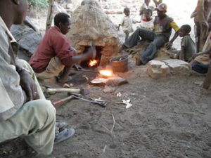 Le forgeron Tiégé Jo au cours d’une opération de forgeage. Photo R. Soulignac